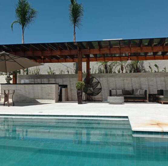 Cobertura Pergolado para Piscina com Acabamento de Alto Padrao e Cobertura Policarbonato {{brizy_dc_image_alt imageSrc=