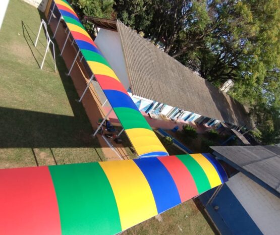 Cobertura com Lona Colorida Em Arco para Escola e Playgrounds Toldos Inovacao {{brizy_dc_image_alt imageSrc=